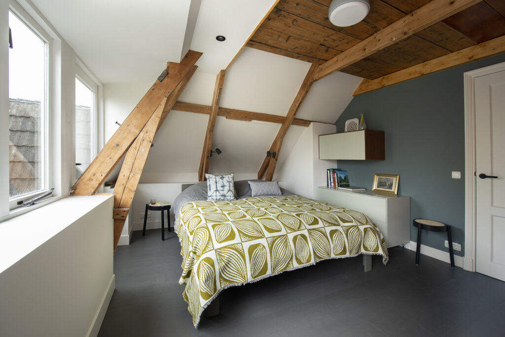 slaapkamer, balkenplafond, groene wand, sprei van Claar&Co
